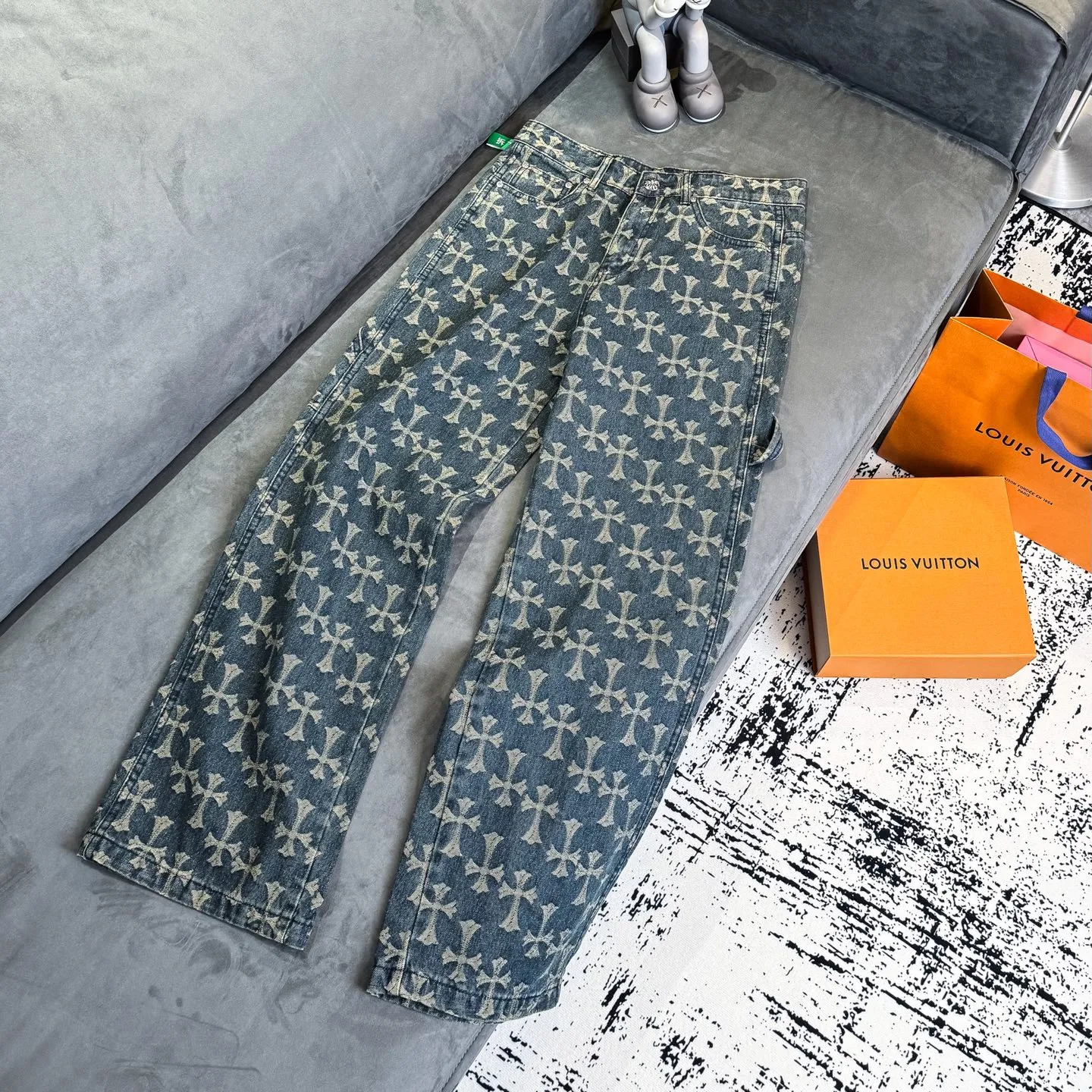 P220 Chrome Hearts｜Chrome Hearts CH all-over jacquard bootcut jeans - the same style as those of Internet celebrities. Cross-printed jeans, with unique cross design elements and all-over printing, full of design sense. It is made of 100% denim cotton fabric with heavy coarse yarn count, which ensures a stiff and tough silhouette while being soft, comfortable and breathable. The lapel is designed with silver buttons and is full of texture.  The classic dark yellow cross logo is all over the pants. They are generous and full of personality without being exaggerated. They are perfect for spring and summer!    Custom hardware! Same style for couples!  The three standards are complete, and the non-market version of the same style for men and women is free to compare and the quality is absolutely guaranteed. Size: 28/30/32/34/36 (s-xxl) Waist: 72/77/82/87/92 Knee: 55/56.5/58/59.5/61 Pants length: 103.5/105.5/107.5/109.5/111.5